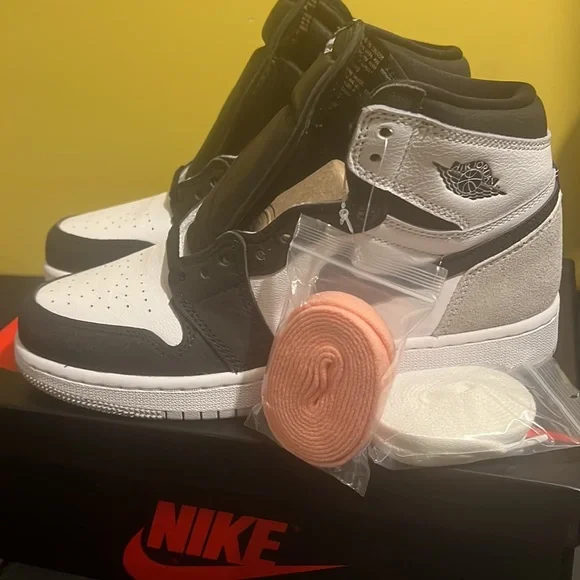 BRAND NEW MENS RETRO JORDAN 1s SIZE 7Y NWT - Picture 3 of 12